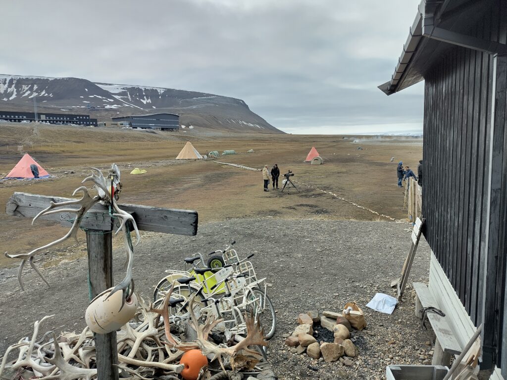 Filmteam van Omroep Max draait op Longyearbyen Camping