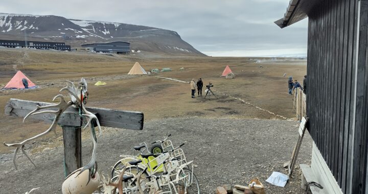 Filmteam van Omroep Max draait op Longyearbyen Camping