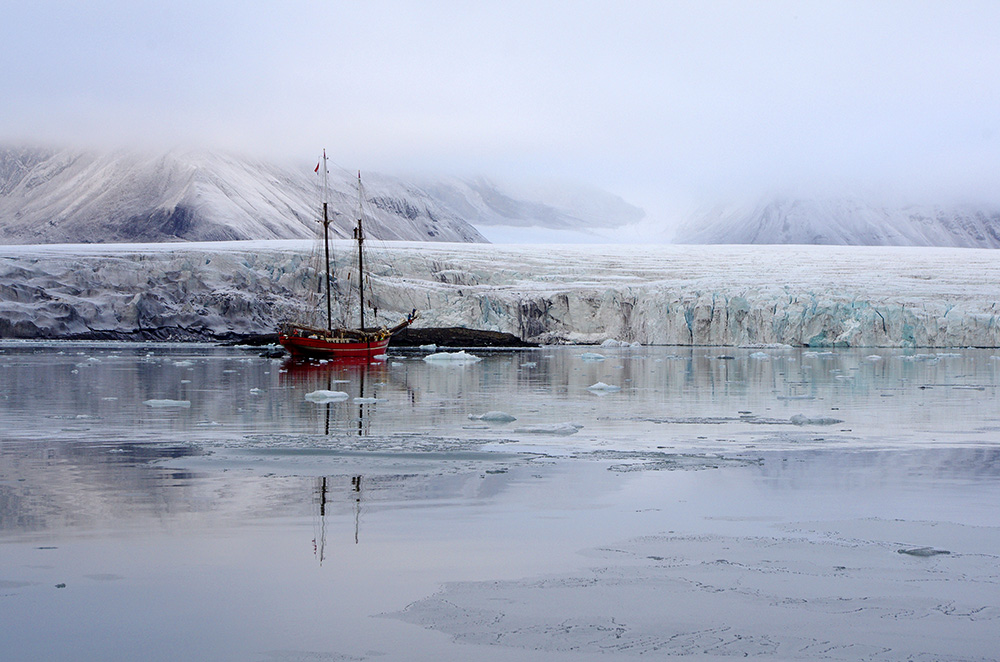 s/v Noorderlicht voor de Fridtjovbreen